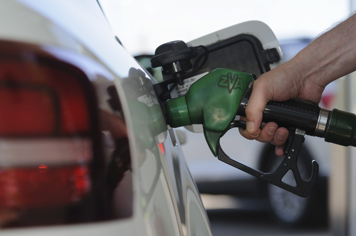 epa09938411 A petrol pump is used at a gas station in Lviv, Ukraine, 10 May 2022, as the country reported fuel shortages amid Russia's military invasion. On 24 February, Russian troops invaded Uk ...