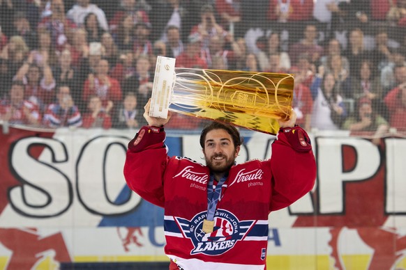 Torhueter Melvin Nyffeler, von Rapperswil jubelt mit dem Pokal im fuenften Playoff-Finalspiel der Eishockey Swiss League zwischen den SC Rapperswil-Jona Lakers und dem EHC Olten, am Freitag, 6. April  ...