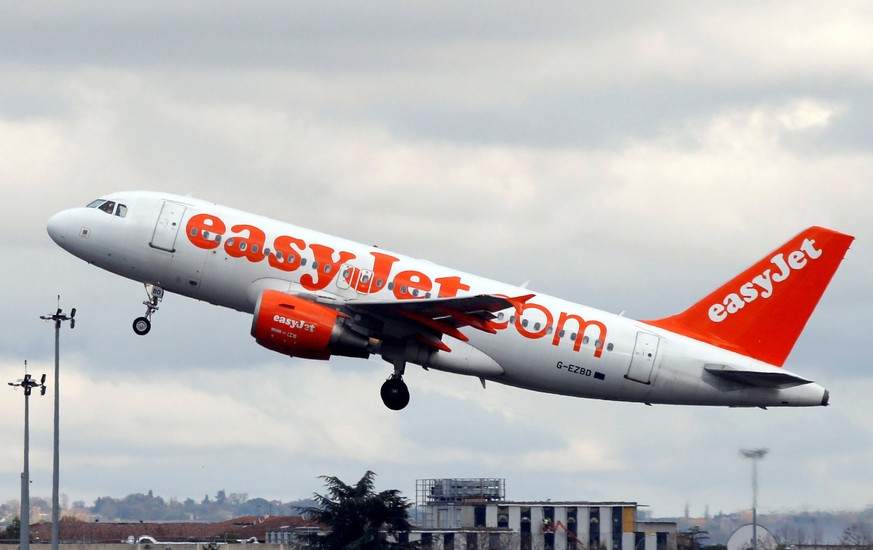 An EasyJet passenger aircraft makes its final approach for landing in Colomiers near Toulouse, Southwestern France, November 24, 2016. REUTERS/Regis Duvignau