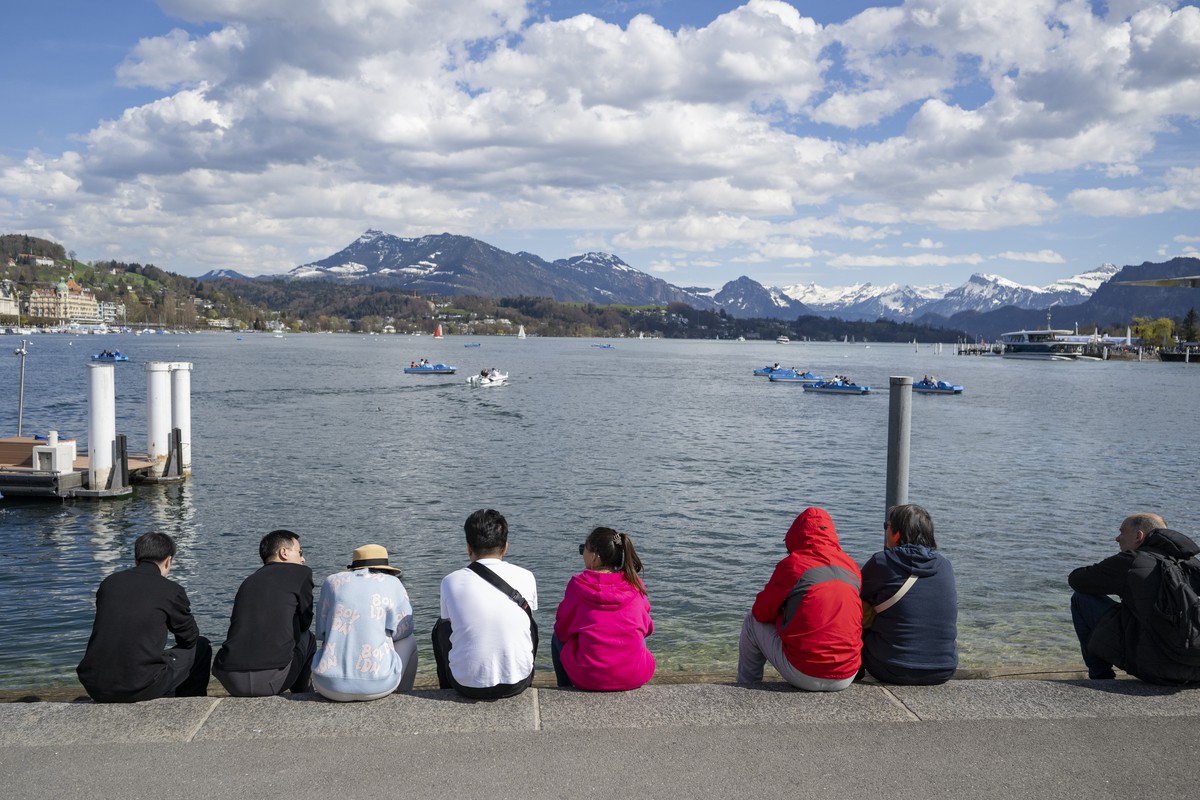Tagesbesucher und Touristen geniessen das tolle Fruehlingswetter am See und Reussufer in der Stadt Luzern am Vierwaldstaettersee am Ostersonntag, 5. April 2026 in Luzern. (KEYSTONE/Urs Flueeler)