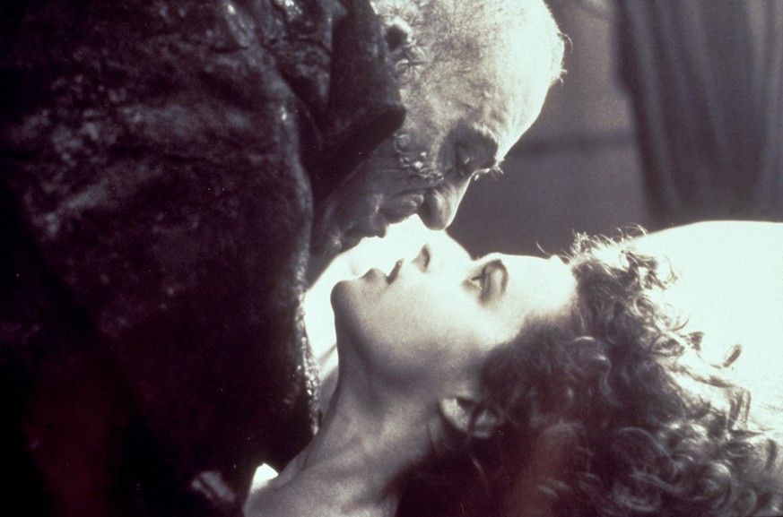 Robert de Niro als Monster und Helena Bonham Carter in «Mary Shelley's Frankenstein» (1994).