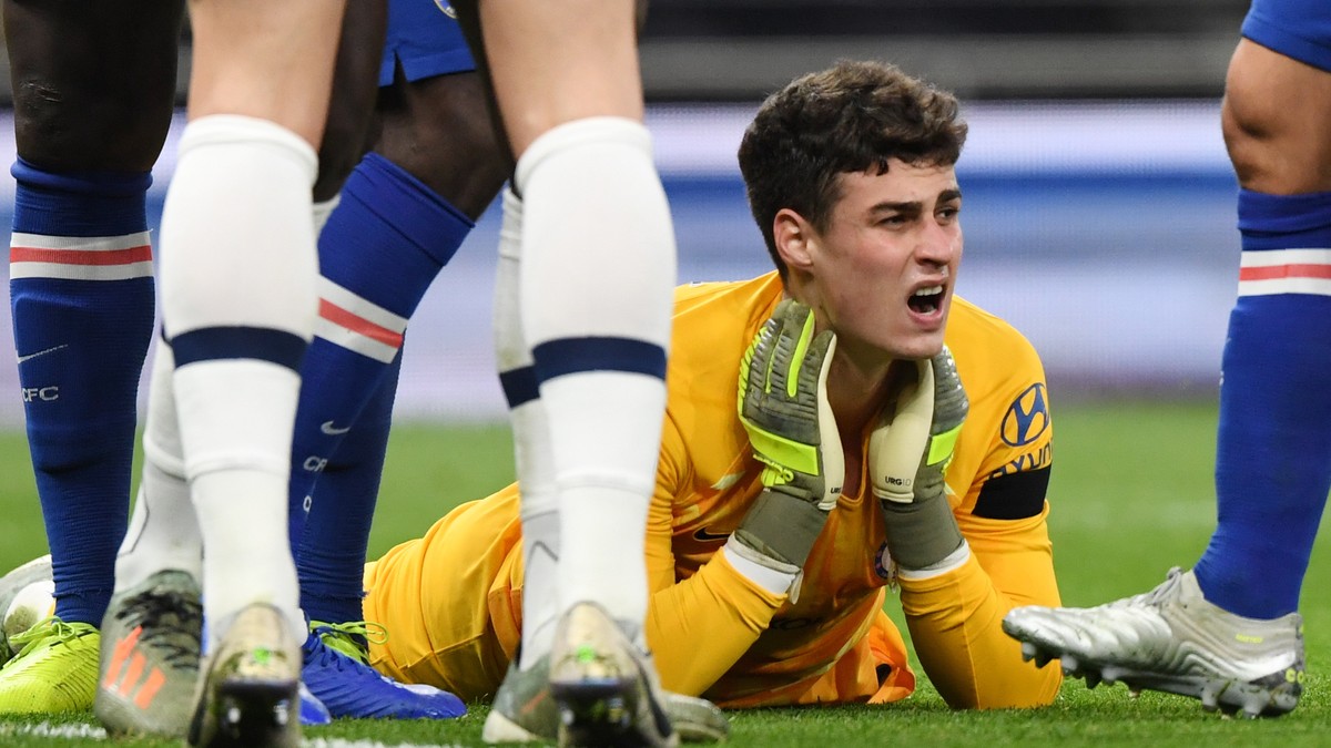 epa08087311 Chelsea's goalkeeper Kepa Arrizabalaga (C) reacts during the English Premier league soccer match between Tottenham Hotspur and Chelsea held at the Tottenham Hotspur stadium in London, ...