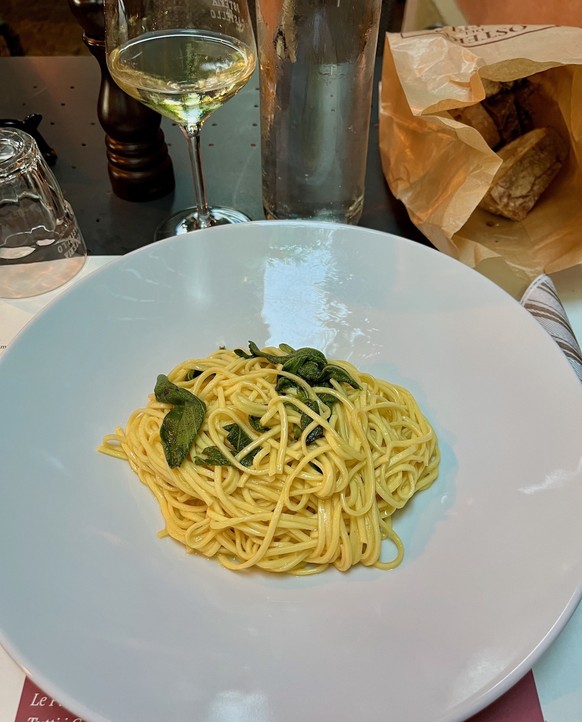 Tajarin con burro e salvia, Osteria del Castello, Intra. 
Essen in Italien 2025.