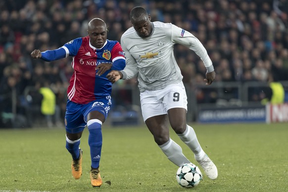 Basel&#039;s Eder Balanta, left, fights for the ball against Manchester United&#039;s Romelu Lukaku, right, during the UEFA Champions League Group stage Group A matchday 5 soccer match between Switzer ...