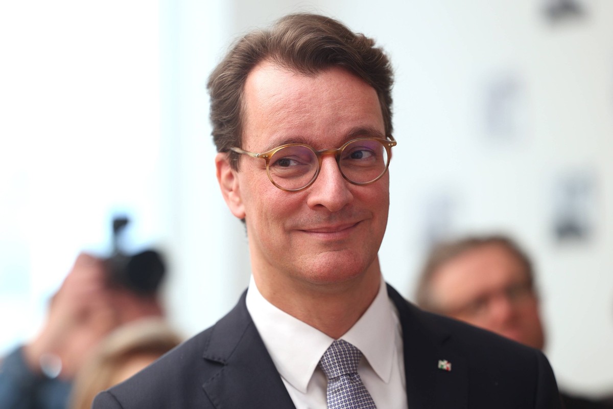 News Bilder des Tages Ministerpraesident Ministerpr�sident des Landes Nordrhein-Westfalen Hendrik Wuest W�st zu Gast bei der Firma eleQtron in Siegen eleQtron am 25.03.2024 in Siegen/Deutschland *** M ...