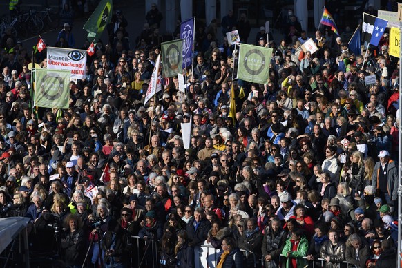 Personen protestieren waehrend der Kundgebung unter dem Moto &quot;Sofortiger Stopp der Corona-Massnahmen&quot;, am Freitag, 12. November 2021, auf dem Rosalia-Wenger-Platz, in Wankdorf, Bern. (KEYSTO ...