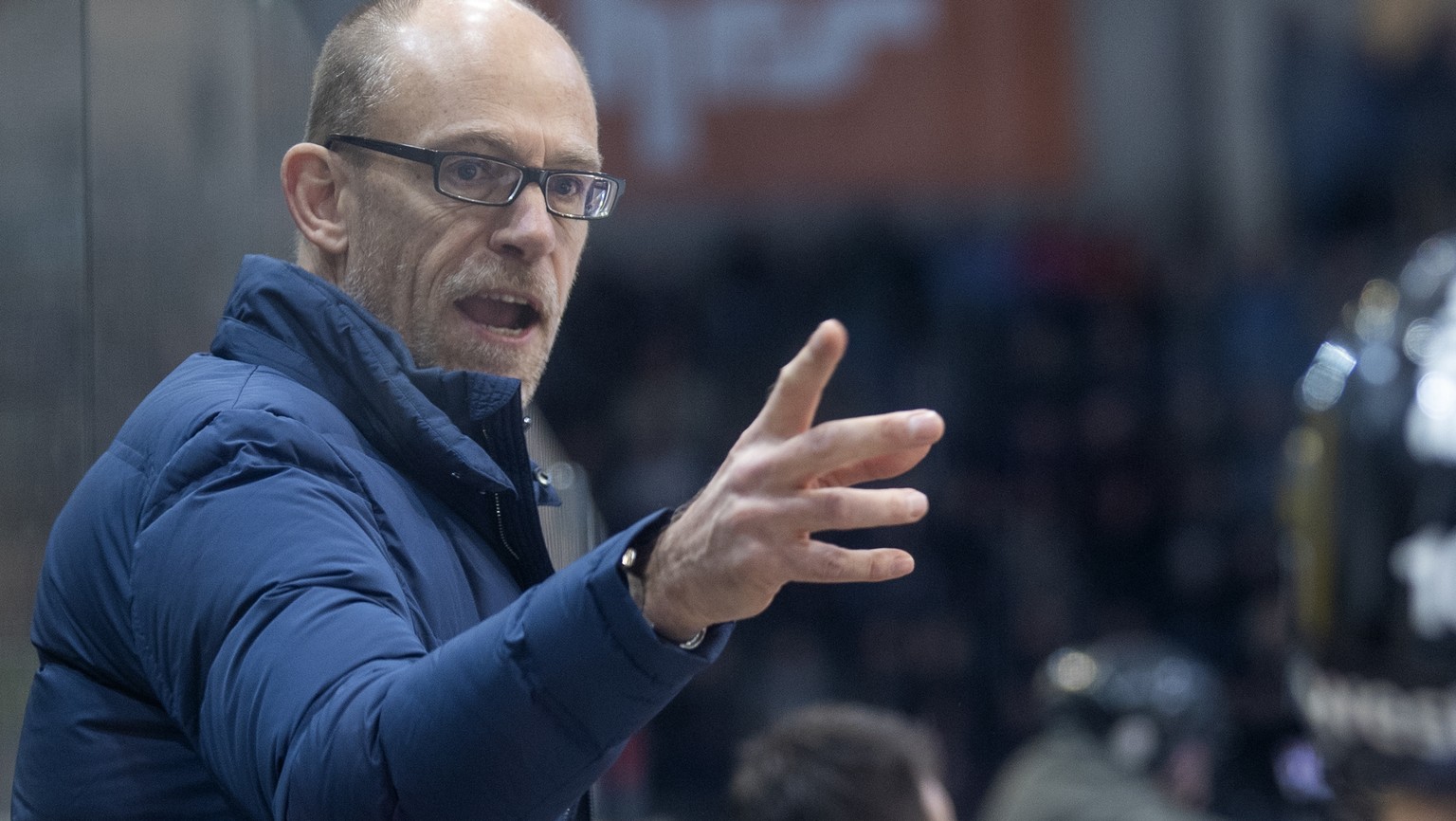 Berns Cheftrainer Hans Kossmann gibt Anweisungen, waehrend des Meisterschaftsspiels der National League zwischen dem SC Bern und den SCL Tigers, am Samstag, 1. Februar 2020, in der Postfinance Arena i ...