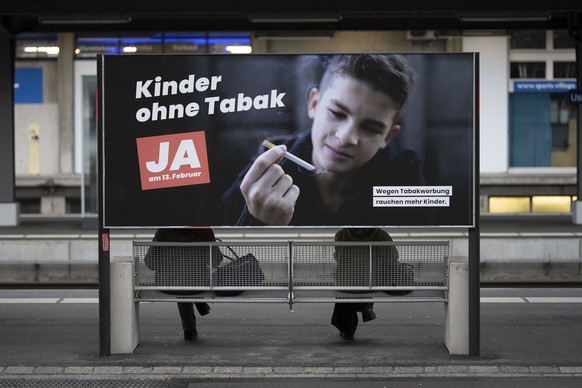 Ein Plakat wirbt fuer ein Ja zur Initiative &quot;Ja zum Schutz der Kinder und Jugendlichen vor Tabakwerbung&quot;, fotografiert am Montag, 31. Januar 2022 auf dem Perron am Bahnhof Uster. Am 13. Febr ...