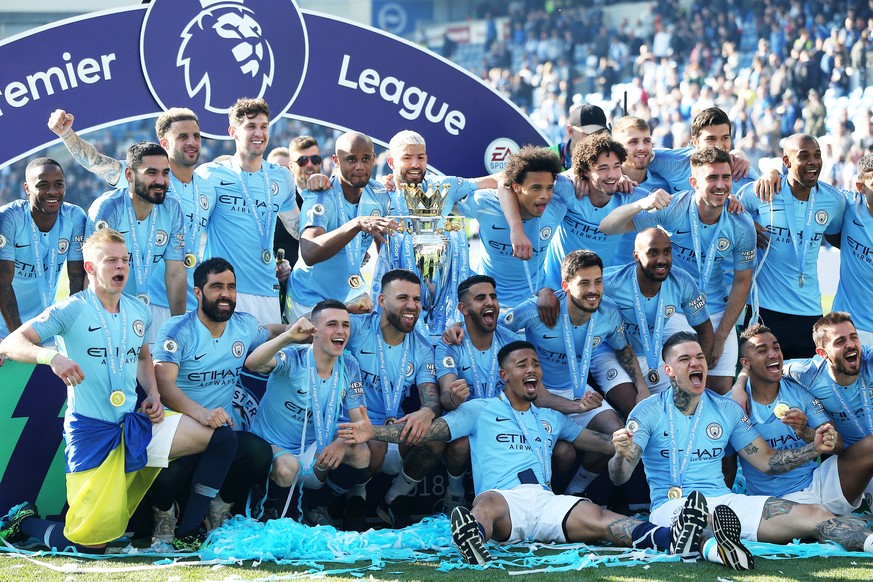 Gruppenbild mit Pokal: Der alte und neue Meister.