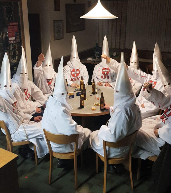 Ständerat lehnt Verhüllungsverbot deutlich ab
Bei uns in der Schweiz zeigt man sein Gesicht, meint Minder.
Da war doch noch nicht so lange her irgendwas in der Innerschweiz.
Gilt dies dann auch für  ...