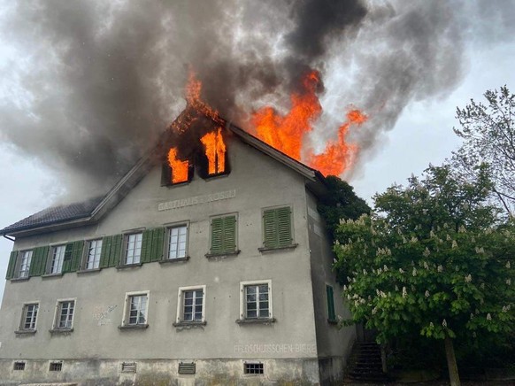 Ein Feuer hat am Sonntag ein ehemaliges Restaurant in Bünzen AG verwüstet. Verletzt wurde niemand, das Gebäude stand im Umbau und war unbewohnt, wie die Kantonspolizei Aargau am Montag mitteilte.