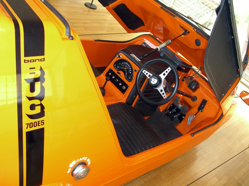 Bond Bug Interieur. 
http://bestartcarz.com/photo/im/bond-bug-700es/04/default.htm
