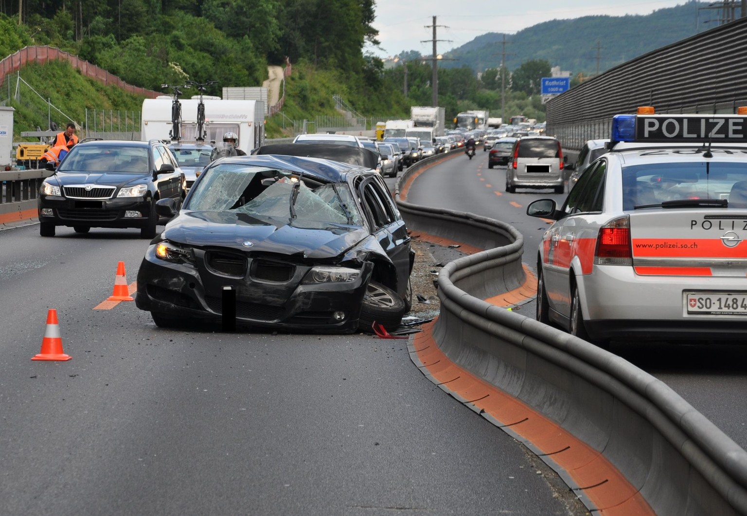 HANDOUT - Ein Auto noch einem Selbstunfall auf der Autobahn A1 bei Boningen, am Donnerstag, 29. Mai 2014. Bei einem Selbstunfall kollidierte ein Auto am Donnerstagabend auf der Autobahn A1 mit der Lei ...