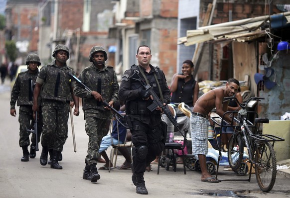 Einsatzkräfte in einem Favela von Rio.