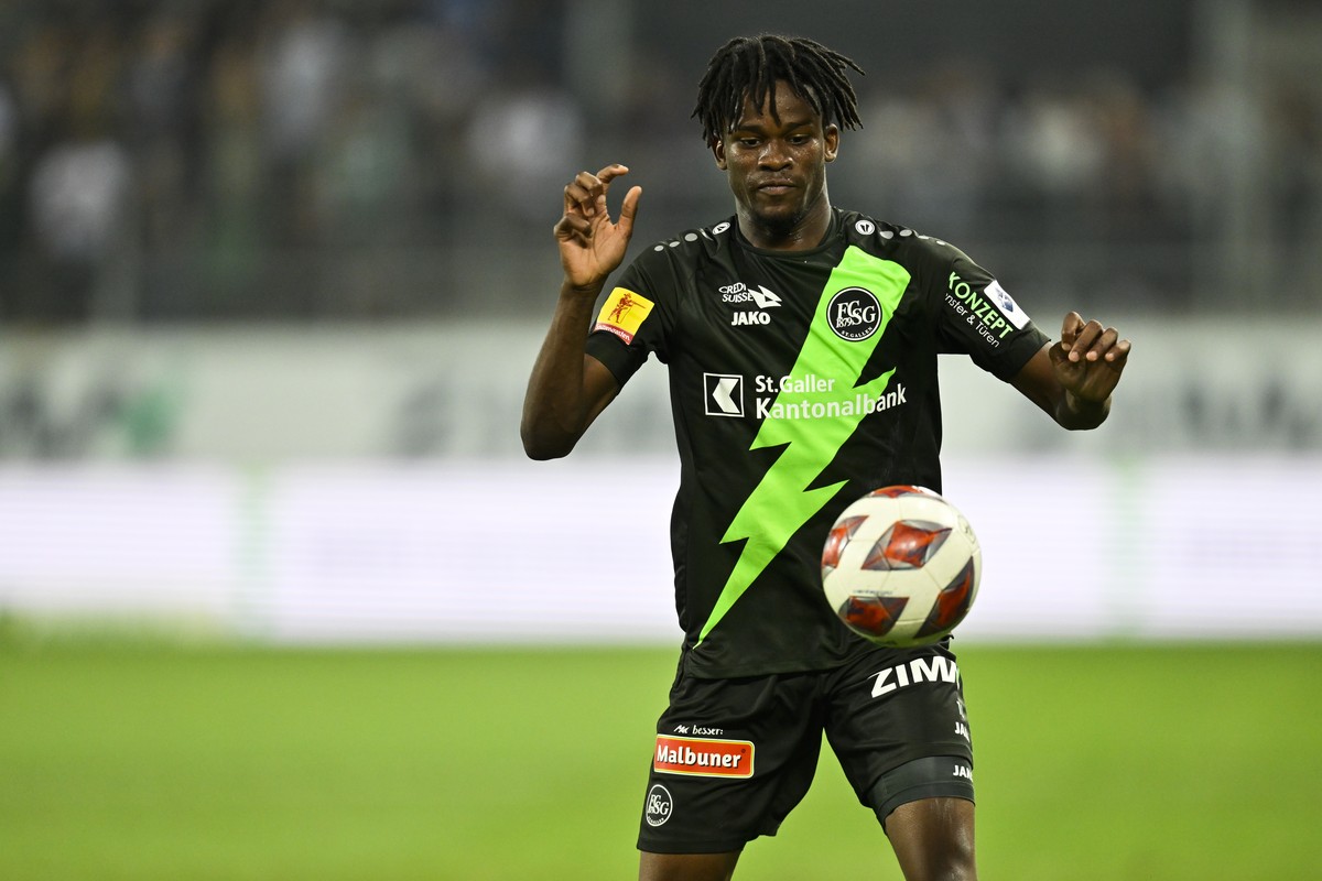 St. Gallens Daouda Guindo im Fussball Super League Spiel zwischen dem FC St. Gallen und dem FC Luzern, am Samstag, 13. August 2022, im Kybunpark in St. Gallen. (KEYSTONE/Gian Ehrenzeller)
