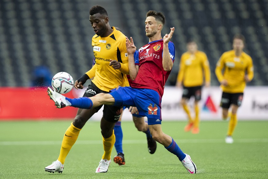 YBs Jean-Pierre Nsame, links, und Basels Ricky van Wolfswinkel in Aktion, im Fussball Schweizer Cup Final zwischen dem FC Basel 1893 und dem BSC Young Boys im Wankdorf Stadion in Bern, am Sonntag, 30. ...