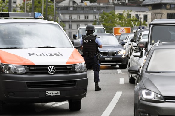 Kontrollen der Zuercher Stadtpolizei in der Innenstadt von Zuerich am Mittwoch, 13. Juli 2016. Nach einer Mitteilung der Stadtpolizei Zuerich wurde im Zuercher Kreis 1 das Uhrenatelier Rindermarkt ueb ...