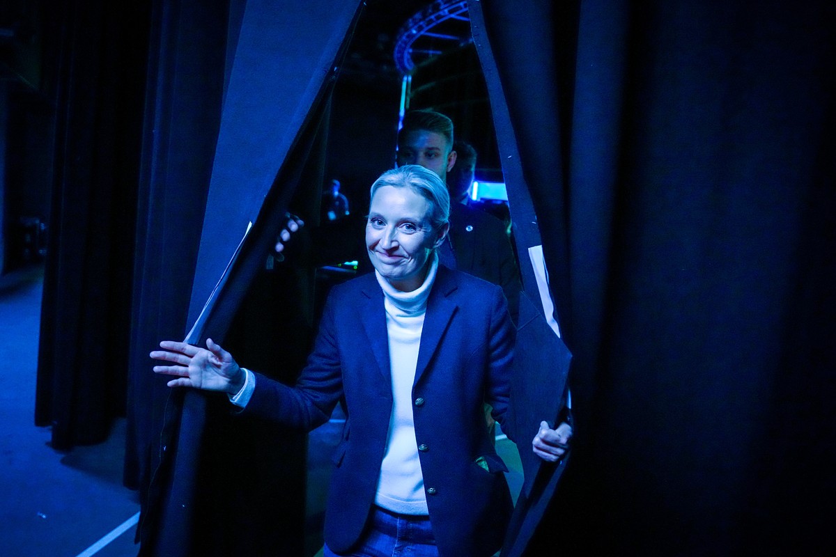 KEYPIX - 16.02.2025, Berlin: Alice Weidel, Kanzlerkandidatin, Bundes- und Fraktionsvorsitzende der AfD, kommt nach dem �Quadrell" der TV Diskussion zum Bundestagswahlkampf aus dem Studio. Die Liv ...