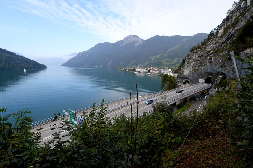 ARCHIV - Portal des Mositunnel bei Brunnen, aufgenommen am Freitag, 26. September 2014. Die Nordsuedverbindung der Axenstrasse auf der A4 zwischen Brunnen im Kanton Schwyz und Flueelen im Kanton Uri b ...