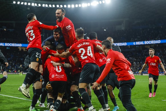 epa11185629 RCD Mallorca&#039;s players celebrate after the Spanish King&#039;s Cup semifinal second leg soccer match between Real Sociedad and RCD Mallorca at Reale Arena in San Sebastian, Basque Cou ...