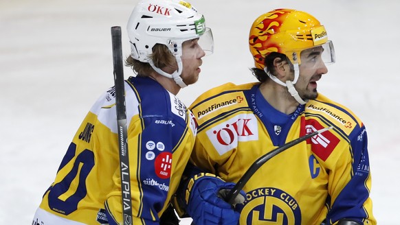 Davos&#039; PostFinance Top Scorer Andres Ambuehl, Mitte, und Teamkollege Sven Jung diskutieren mit Schiedsrichter Daniel Stricker, im Eishockey Meisterschaftsspiel der National League zwischen dem SC ...