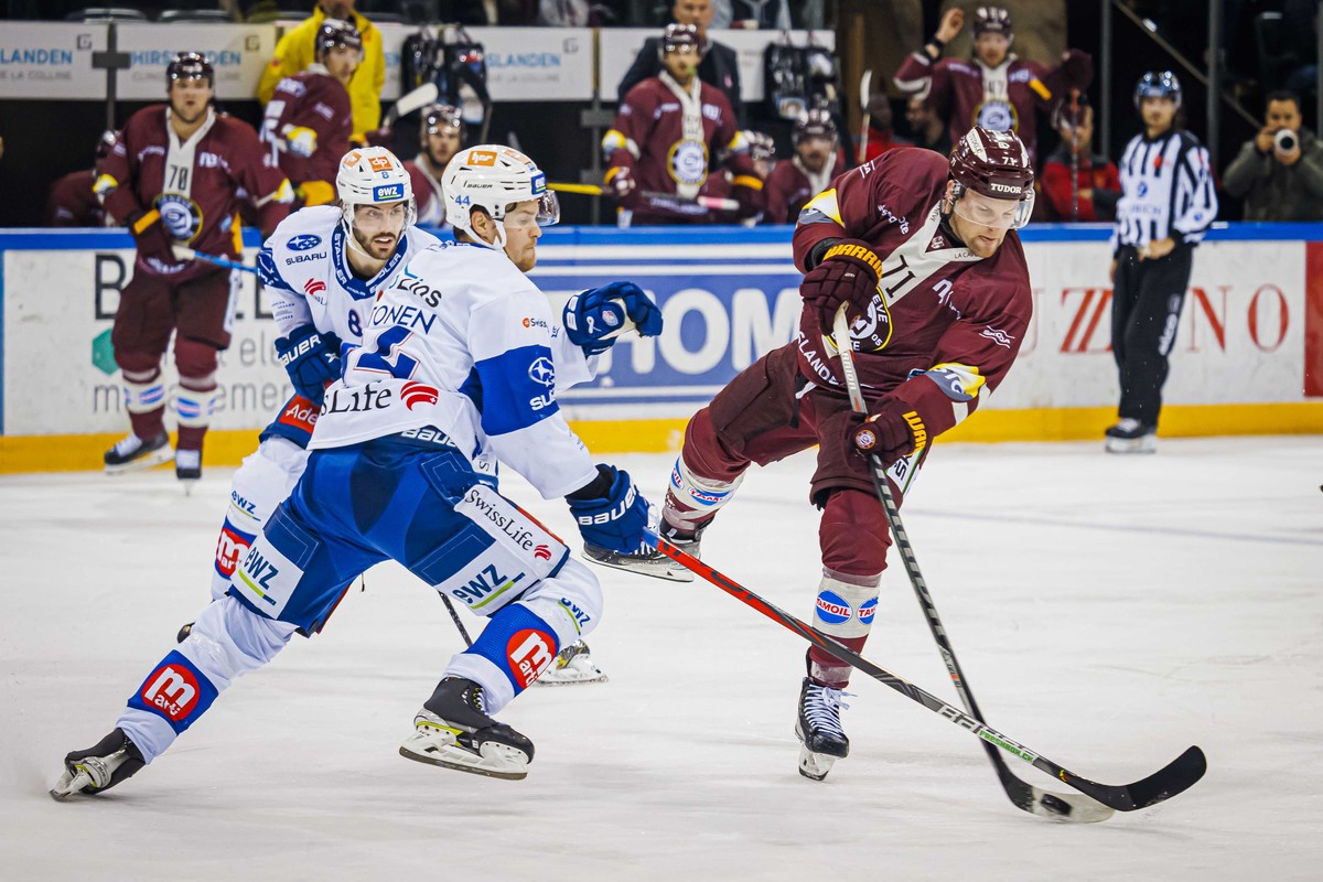 Le defenseur des ZSC Mikko Lehtonen, gauche, lutte pour le puck avec l'attaquant genevois Tanner Richard, droite, lors du match du championnat suisse de hockey sur glace de National League entre  ...
