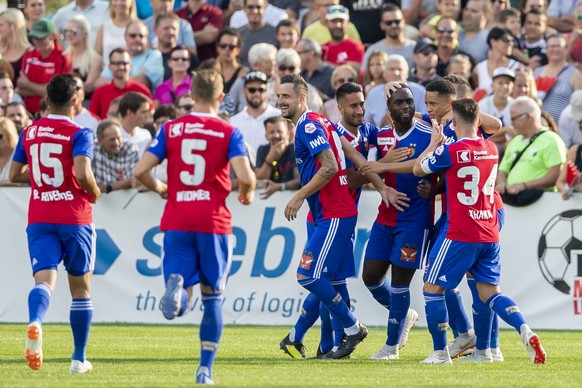 Basel feiert das 0:1 mit Torschuetze, Basels Eder Balanta, 3. v.r., waehrend des 1/32-Final des Schweizer Fussball-Cups zwischen dem FC Montlingen und dem FC Basel am Samstag, den 18. August 2018 auf  ...