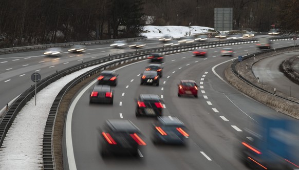 epa07326020 Traffic on the German motorway A95 near Munich, Bavaria, Germany, 27 January 2019. A Federal Government working group on climate protection has proposed a speed limit of 130 kph on highway ...