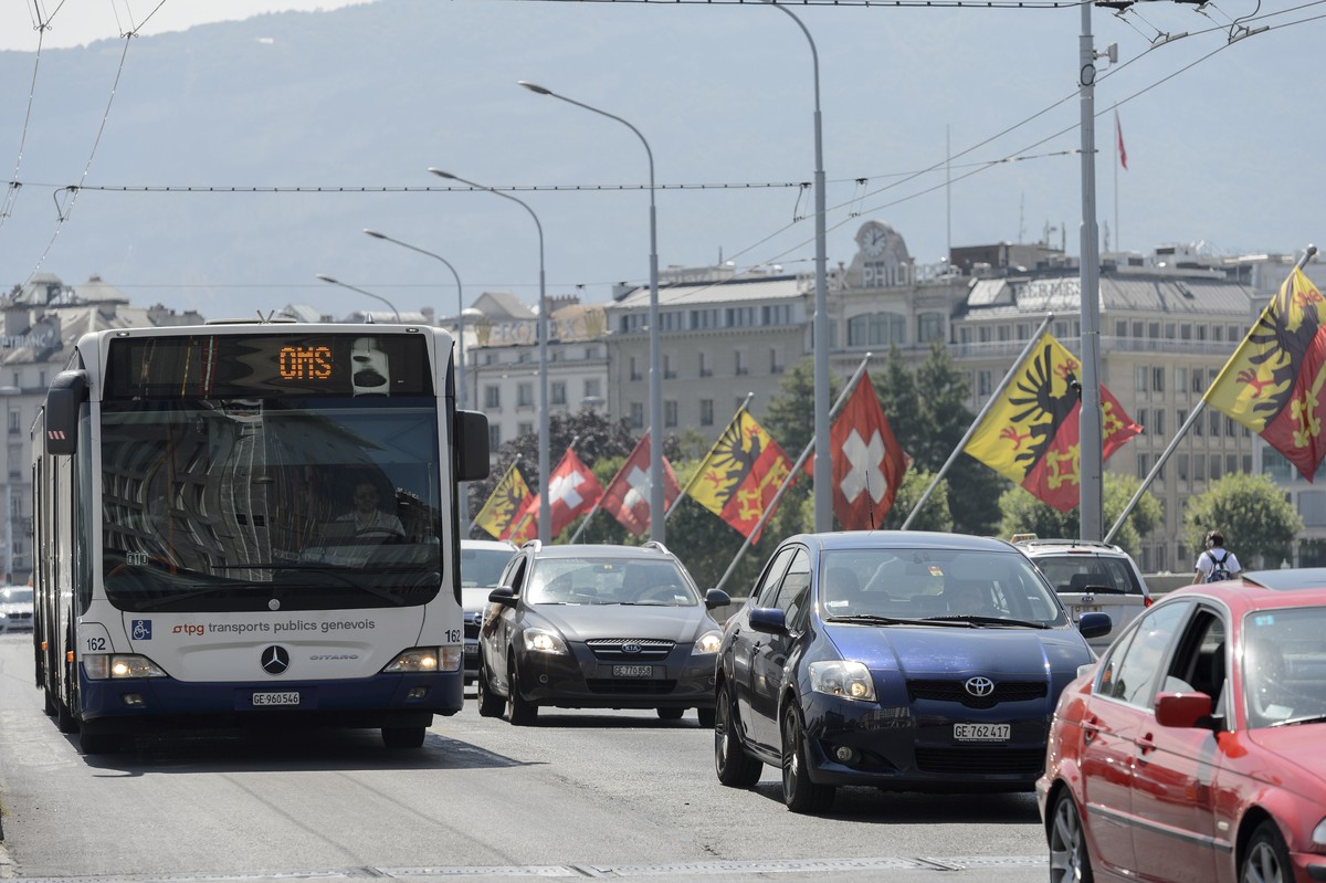 THEMENBILD ZUR KANTONALEN ABSTIMMUNG TARIFE DES OEFFENTLICHEN VERKEHRS GENF --- Un bus des Transports Publics Genevois (TPG) photographie dans la circulation, ce jeudi 16 juillet 2015 a Geneve. Depuis ...