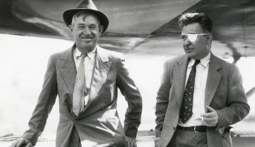 Will Rogers (l.) und der legendäre Flugpionier Wiley Post (r.) kurz vor ihrem tödlichen Flugzeugabsturz im Jahre 1935.