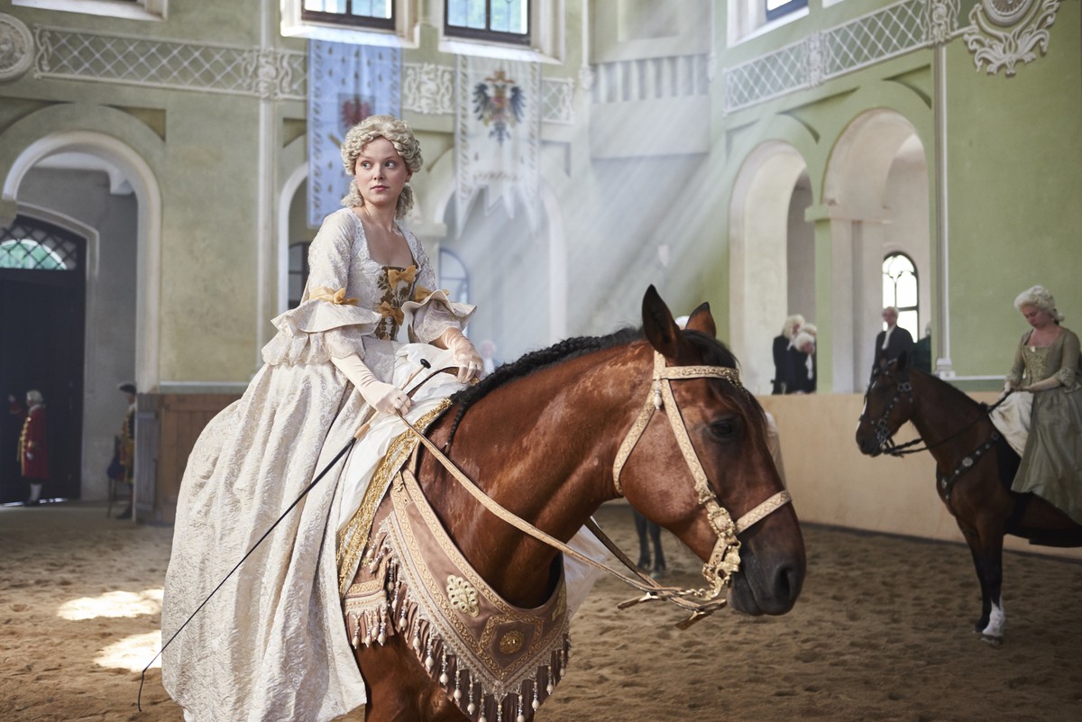 "Maria Theresia (1)", Die junge Maria Theresia sieht ihren Lebensweg klar vor sich. Sie wird Franz Stephan aus Lothringen heiraten und viele Kinder bekommen. Auch wenn Franz Stephan noch gar ...