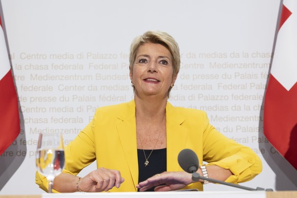 Bundesraetin Karin Keller-Sutter spricht an einer Medienkonferenz zum Voranschlag 2027, am Mittwoch, 24. Juni 2026, in Bern. (KEYSTONE/Peter Schneider)