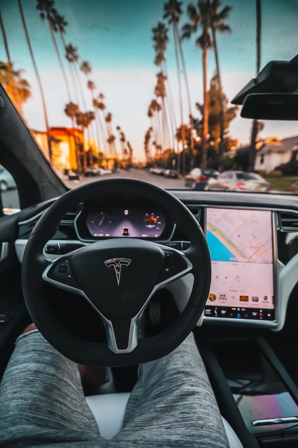 Blick auf das Tesla-Cockpit.