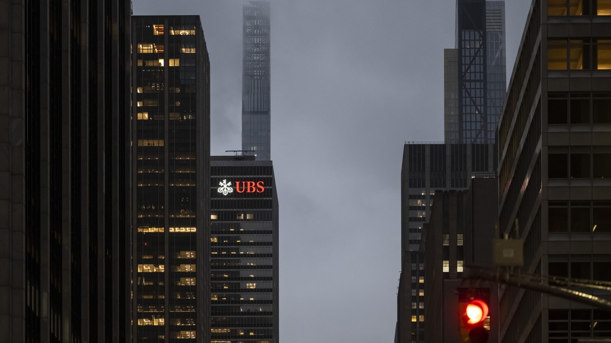Das Gebaeude der Schweizer Grossbank UBS im Nebel, am Mittwoch, 24. Mai 2023, in Midtown Manhattan in New York, USA. (KEYSTONE/Alessandro della Valle)
