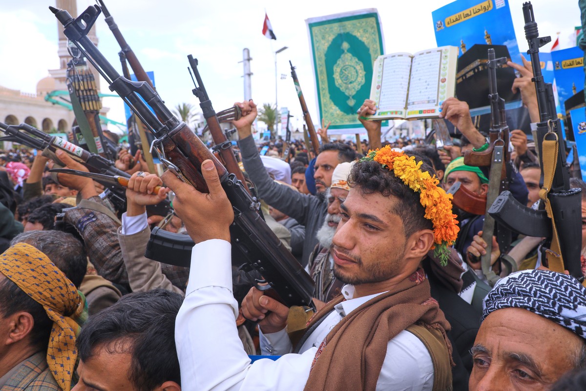 Supporters of Yemen's Houthi rebels raise their machine guns during a rally in support of the group and to protest Saudi Arabia's accusation that the Houthis targeted Islam's holiest si ...