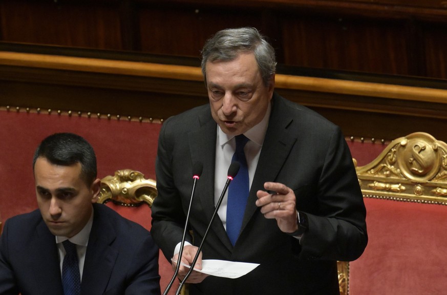 epa10082345 Italy&#039;s Prime Minister, Mario Draghi (R) speaks next to Minister for Foreign Affairs, Luigi Di Maio (L) during the Senate confidence vote on his government, in Rome, Italy, 20 July 20 ...