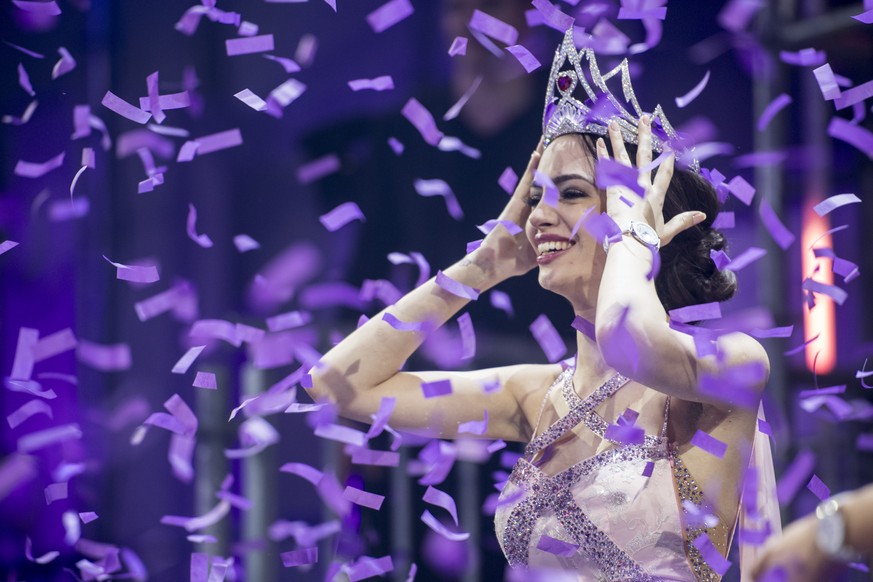 Jastina Doreen Riederer freut sich bei ihrer Kroenung zur neuen Miss Schweiz 2018, aufgenommen am Samstag, 10. Maerz 2018 in der Trafohalle in Baden. (KEYSTONE/Ennio Leanza)