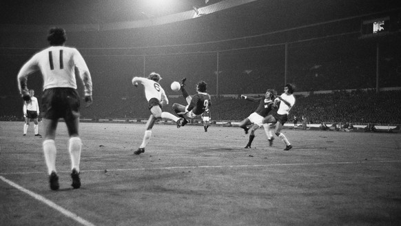 ARCHIVE --- VOR DEM EM QUALIFIKATIONSSPIEL SCHWEIZ GEGEN ENGLAND AM 8. SEPTEMBER IN BASEL STELLEN WIR IHNEN DIESES BILD AUS DER GESCHICHTE DER SPIELE DER SCHWEIZER FUSSBALLNATIONALMANNSCHAFT GEGEN ENG ...