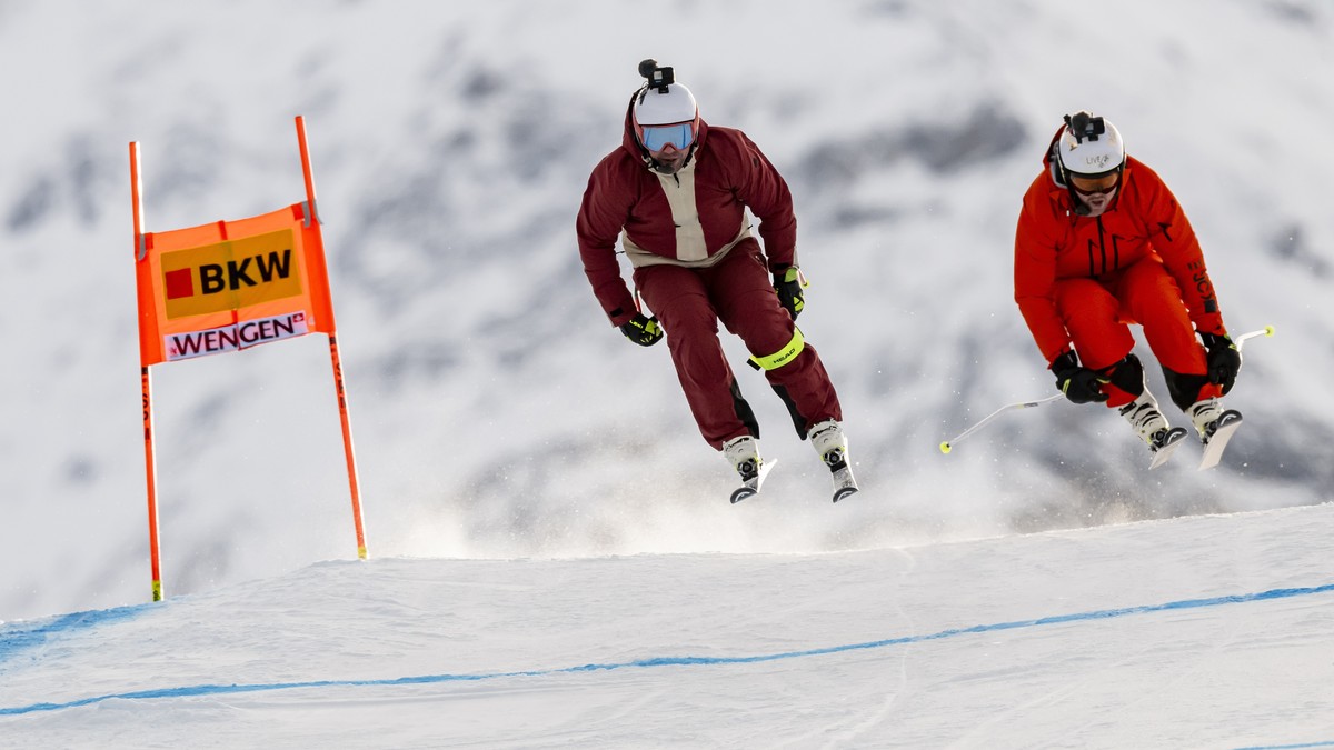 epa11067710 Former Swiss skiers Beat Feuz (L) and Marc Berthod speed down the slope for the Swiss TV SRF during the men's downhill training race of the FIS Alpine Skiing World Cup in Wengen, Swit ...