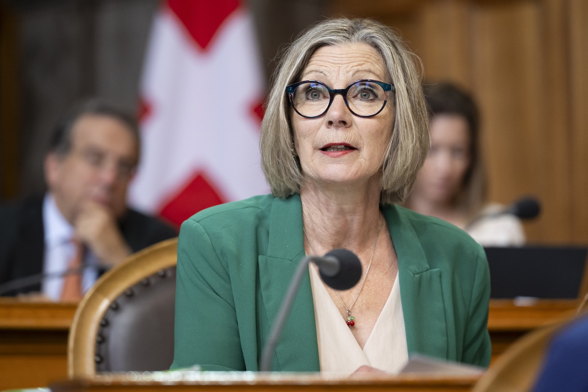 Staenderaetin Maya Graf, GP-BL, spricht waehrend der Debatte '25. 068 BRG. Jederzeit Strom fuer alle (Blackout stoppen). Volksinitiative und indirekter Gegenentwurf', waehrend der Sommersess ...