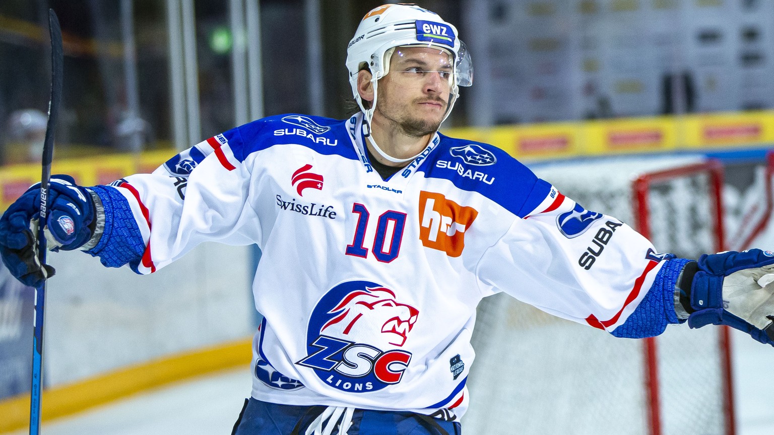 ZSC Lions Stuermer Sven Andrighetto feiert seinen Treffer zum 0-1 waehrend dem Eishockey-Meisterschaftsspiel der National League zwischen den SC Rapperswil-Jona Lakers und den ZSC Lions am Samstag, 10 ...