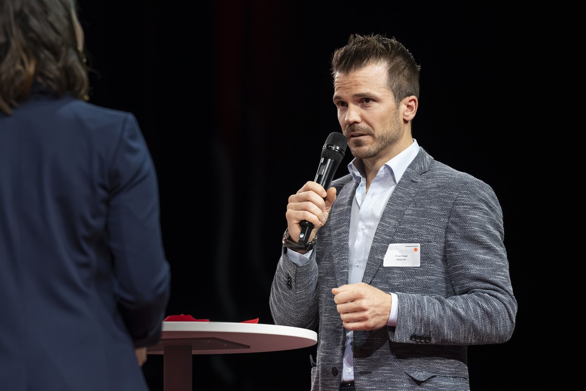 Diego Zueger, CEO Swiss Ski spricht mit Moderatorin Florence Pillet, beim Magglingertag 2024, am Donnerstag, 31. Oktober 2024 in Magglingen. (KEYSTONE/Anthony Anex)