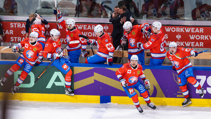 Ice hockey, Eishockey CHL Final, ZSC Lions - Farjestadt Karlstad BK, Zuric Zurich, Switzerland, 18th Feb 2025: Cheers from the ZSC Lions. They win the Champions Hockey League in the 2024 2025 season.  ...