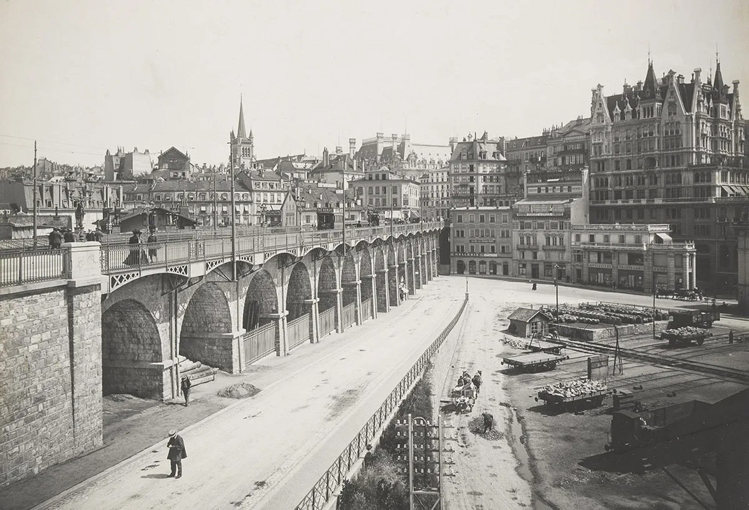 Unter der Grand-Pont in Lausanne nächtigte 1902 ein «Vagabund» namens Benito Mussolini.
https://ba.e-pics.ethz.ch/#detail-asset=d25626df-de44-4abe-a923-d72f3d392bd1