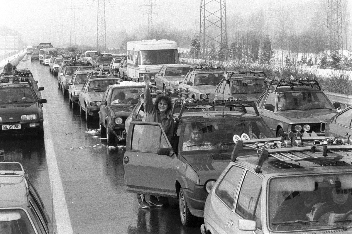 Stau auf der N3 zum Beginn der Winterferien in Richtung Graubuenden kurz vor dem Walensee bei Bilten im Kanton Glarus, aufgenommen am 16. Februar 1985. (KEYSTONE/Str)