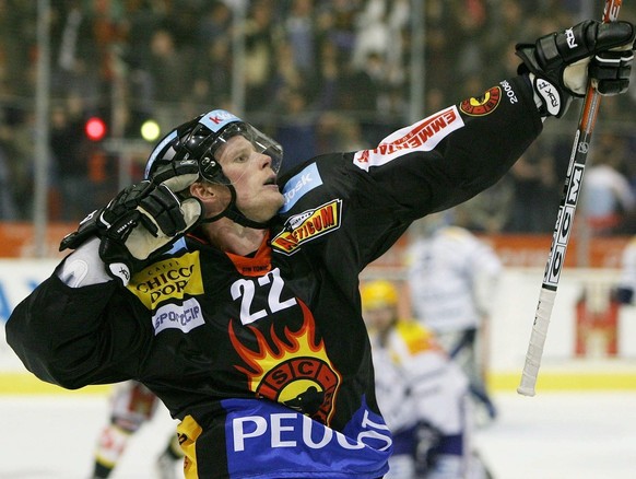 Der Berner Toni Soederholm feiert seinen Treffer zum 4:4, im Eishockeyspiel der Nationalliga A zwischen dem SC Bern und dem HC Ambri-Piotta, am Samstag, 21. Oktober 2006 in Bern. (KEYSTONE/ Photopress ...