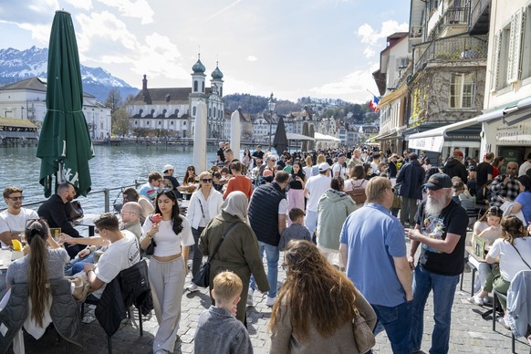 Tagesbesucher und Touristen geniessen das tolle Fruehlingswetter am See und Reussufer in der Stadt Luzern am Vierwaldstaettersee am Ostersonntag, 5. April 2026 in Luzern. (KEYSTONE/Urs Flueeler)