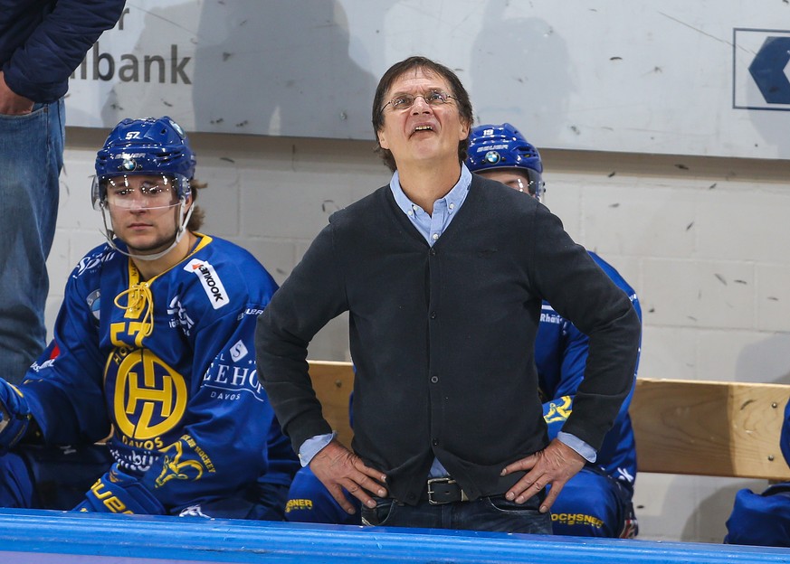 HCD Coach Arno Del Curto nach dem Schlusspfiff, aufgenommen am Samstag, 27. Oktober 2018, beim Eishockey National League-Spiel zwischen dem HC Davos gegen den HC Lugano in der Vaillant Arena in Davos. ...