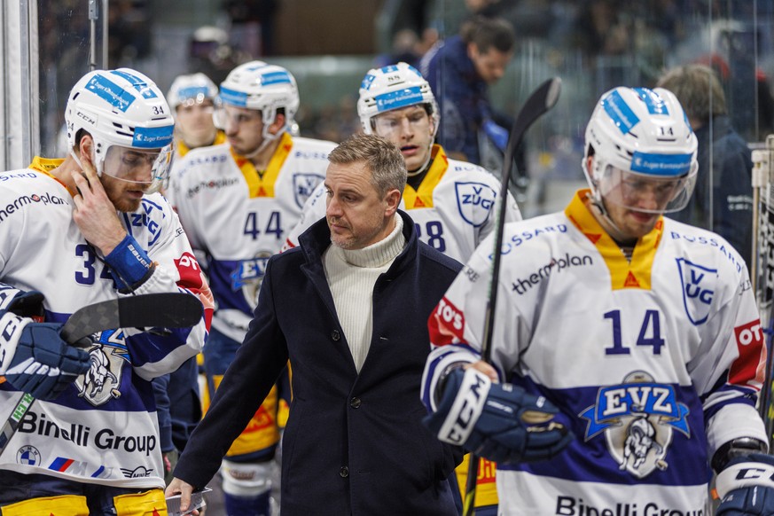 EV Zug Cheftrainer Dan Tangnes auf dem Weg in die Pause waehrend dem Eishockey-Meisterschaftsspiel der National League zwischen den ZSC Lions und dem EV Zug am Montag, 23. Januar 2023, in Zuerich. (KE ...