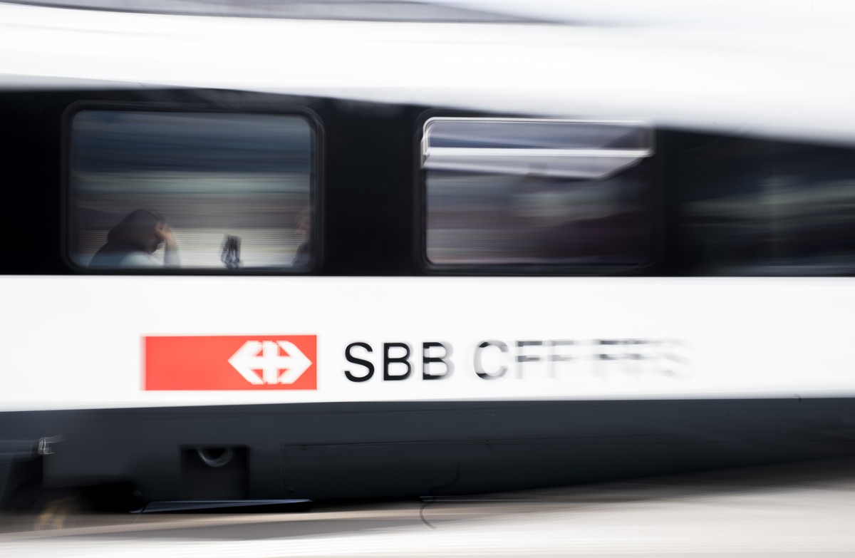 ZU DEN JAHRESZAHLEN 2016 DER SBB, AM DIENSTAG, 21. MAERZ 2017, ERHALTEN SIE FOLGENDE ARCHIVBILDER ---- Pendler im Zug anlaesslich einer Medienkonferenz zum Thema "SBB Strategie 2020 und aktuelle  ...